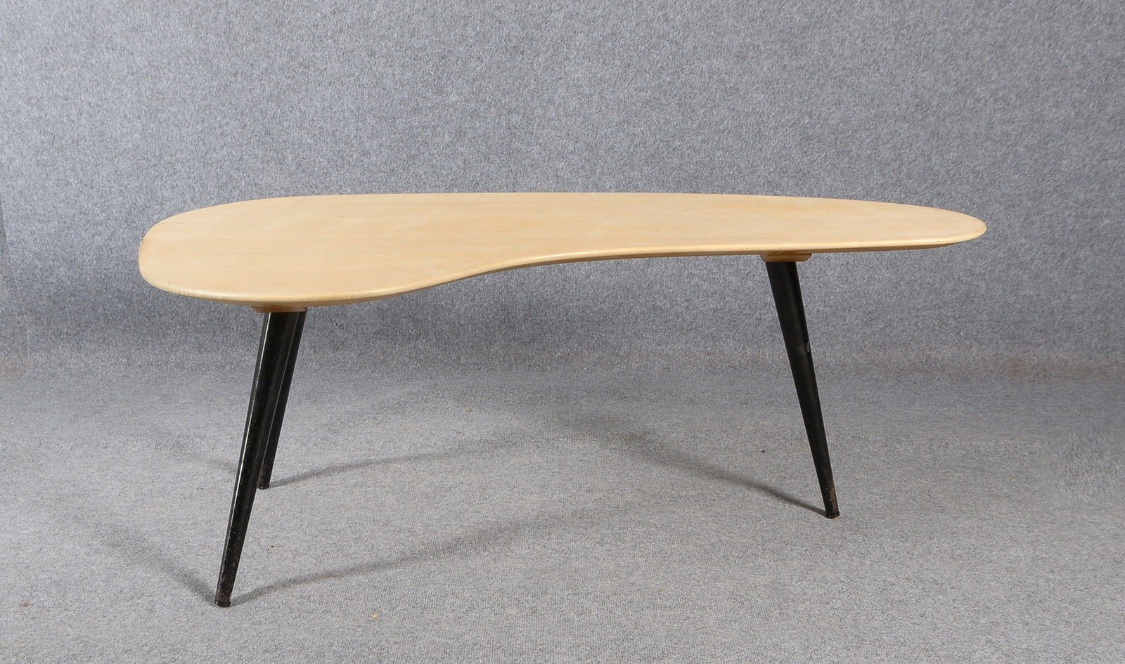 Walter Knoll & Co., 'Tisch 321', Platte massiver Ahorn, Entw. Heinz Vetter; Breite 139 cm