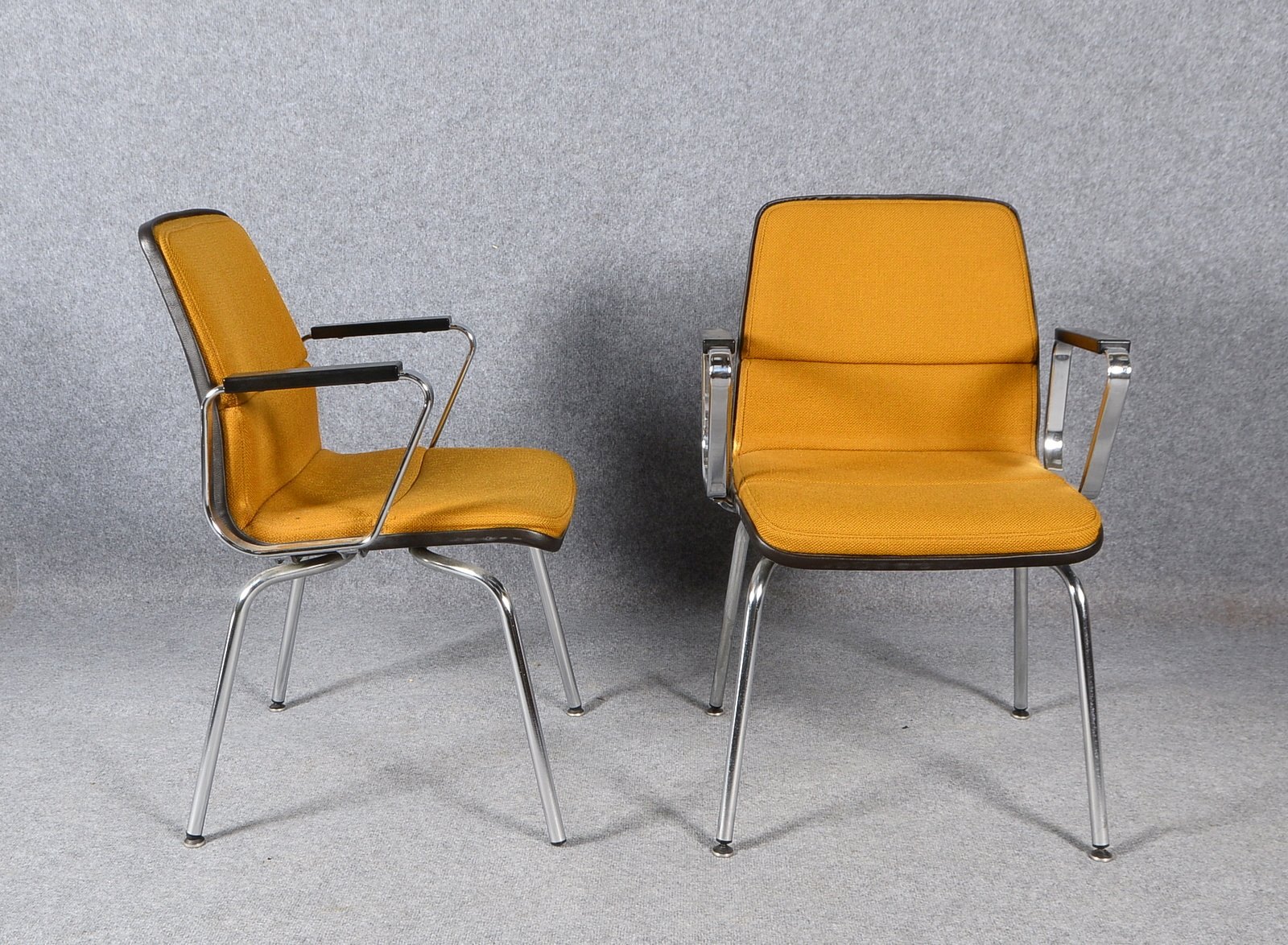 Sedus/Stoll, Paar Stühle, safranfarbener Polsterstoff, mit Etikett; Höhe 84 cm