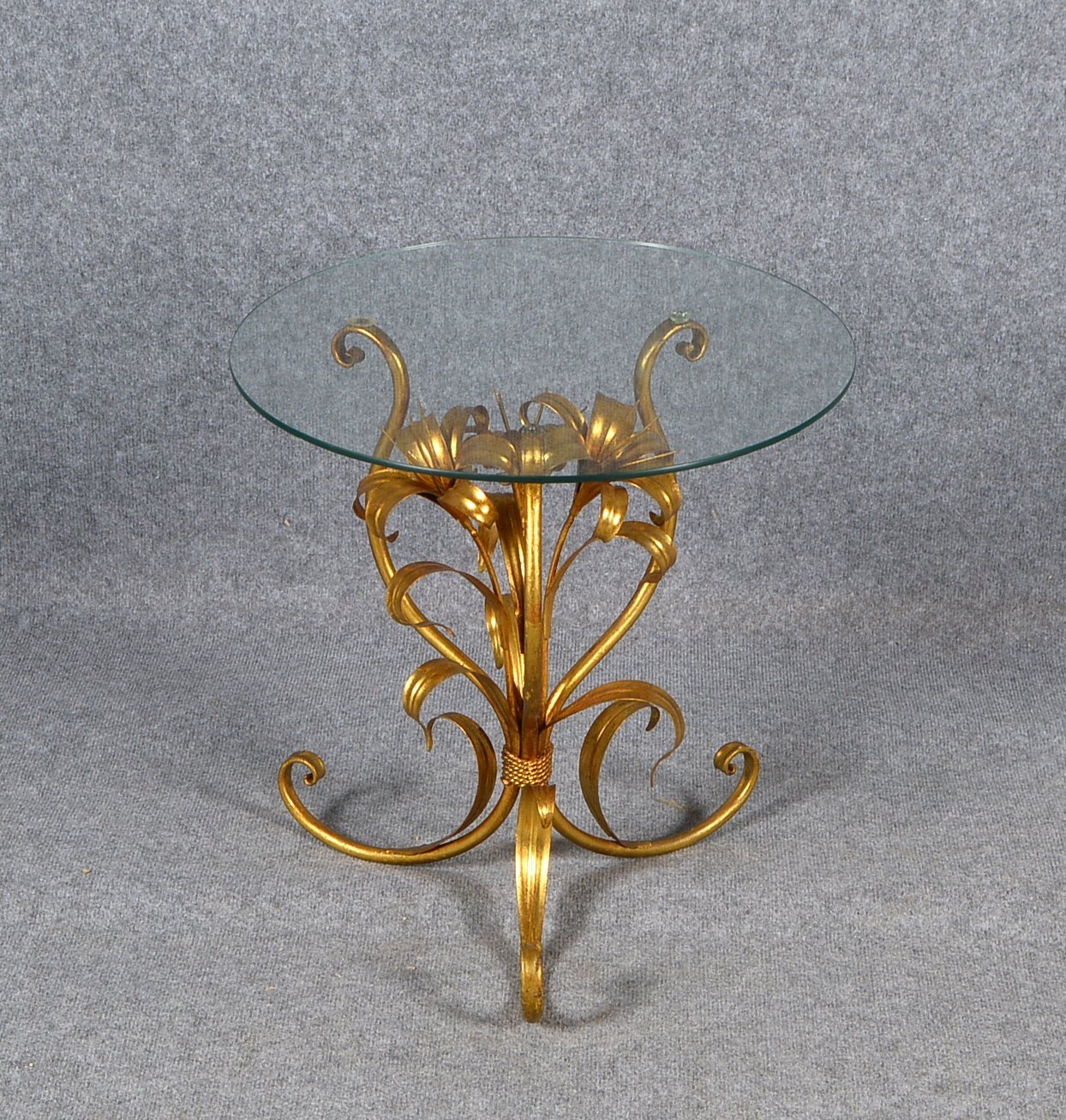 Beistelltisch 'Lilly', runde Glasplatte auf Metallgestell/verg. ('Blütenbund'), Entw. Hans Kögl