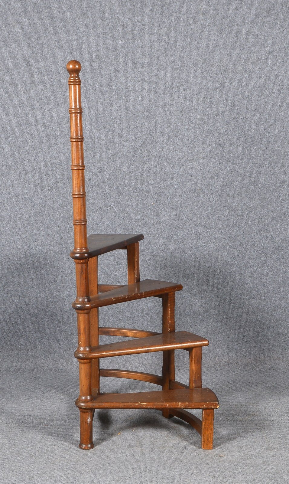 Bibliotheksleiter, Massivholz, 4-stufig; Höhe 123 cm (mit Gebrauchsspuren)