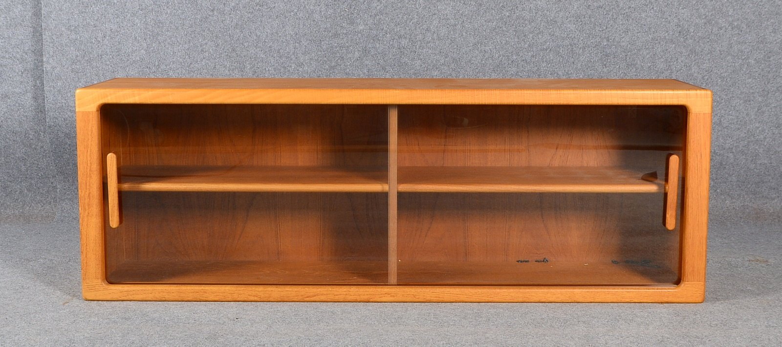 Sideboard/Vitrine (wohl CF Christensen/Silkeborg), Teakholz massiv, 2x Glas-Schiebetüren