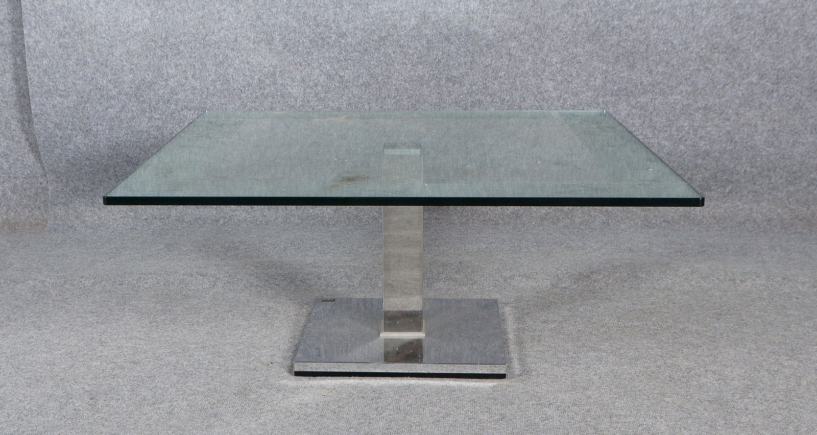 Couchtisch, quadrat. Glasplatte, Rand verspiegelt, verchromter Fuß; Höhe 41 cm