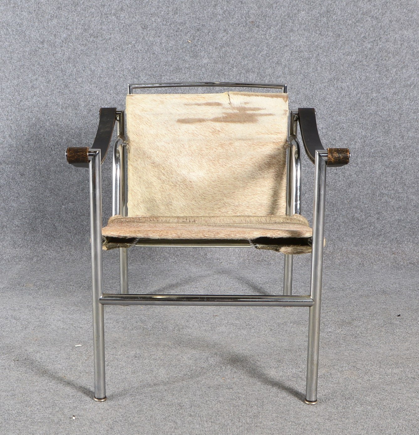 Cassina-Armlehnsessel, 'LC1', Chromgestell/Fellbezug, Entw. Le Corbusier, gem.