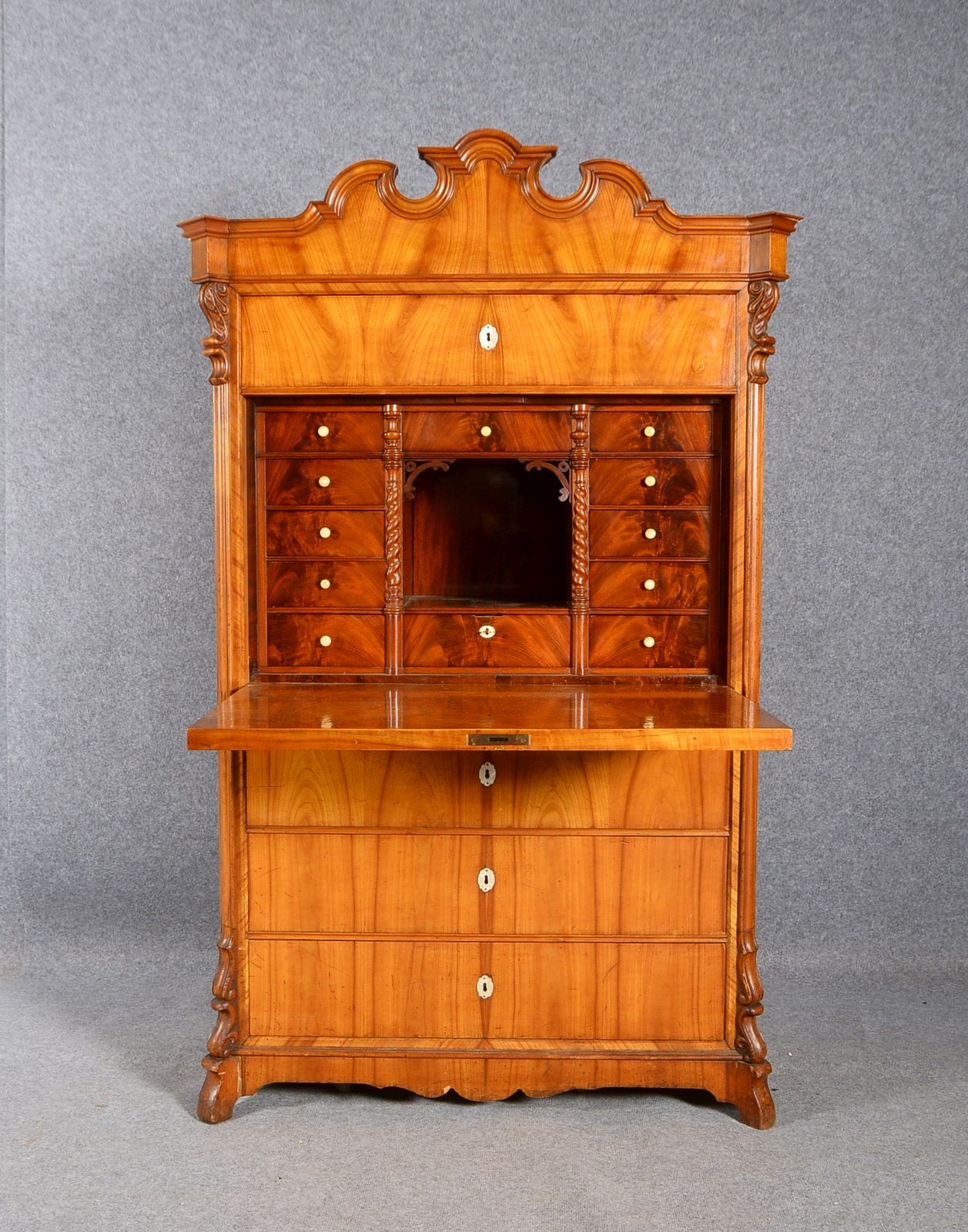 Kastensekretär, Esche-/Mahagonifurnier auf Nadelholz, 4-schüb., innen 10-schüb./1 Freifach