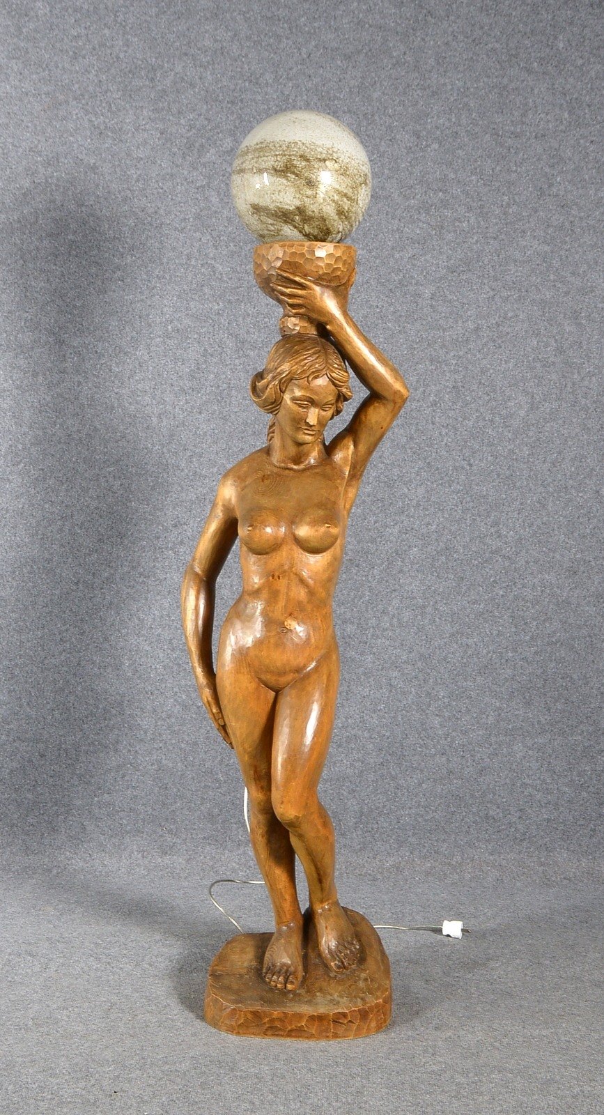 Figürl. Stehlampe, 1-fl., Holz geschnitzt, 'Weibl. Akt', kugelf. Glasschirm, sign. - fkt.