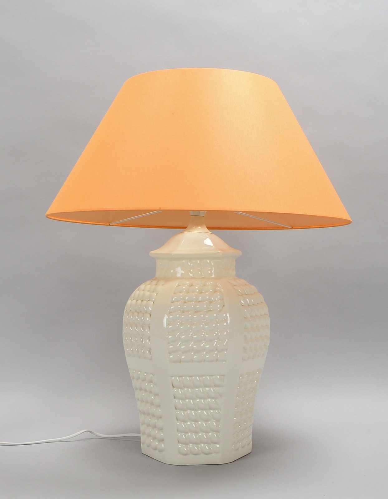Tischlampe, 1-fl., Fuß weiß glas. Keramik, mit Schirm; Höhe 68 cm, Schirm Ø 55 cm