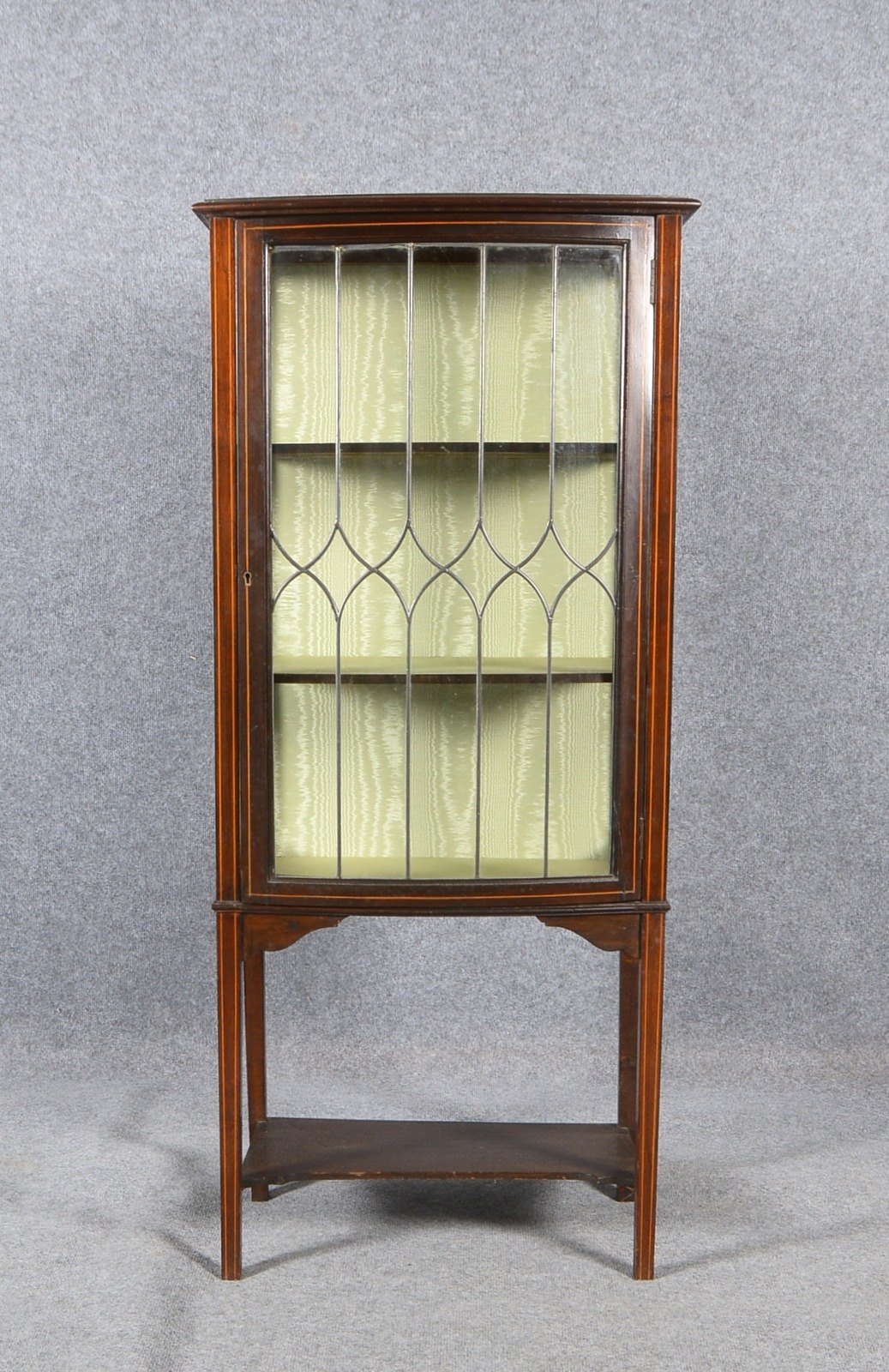 Vitrine, Mahagoni, 3x Ebenen 3-seitig verglast/Front bleiverglast, unten offene Ebene