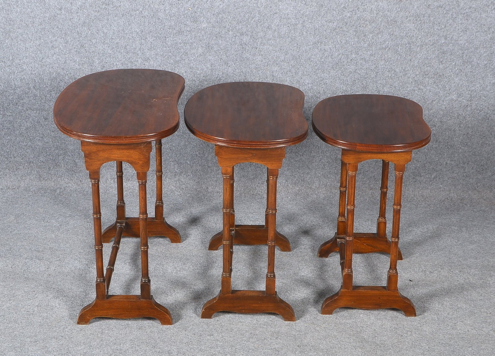 3 Beistelltische, Mahagoni, gerundete Platte - ineinanderschiebbar; Höhe bis 61 cm