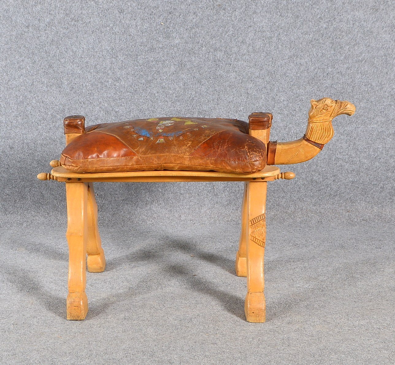 'Kamelhocker', klappb. Holzgestell mit Leder-Sitzkissen; Sitzhöhe/mit Kissen: 45 cm