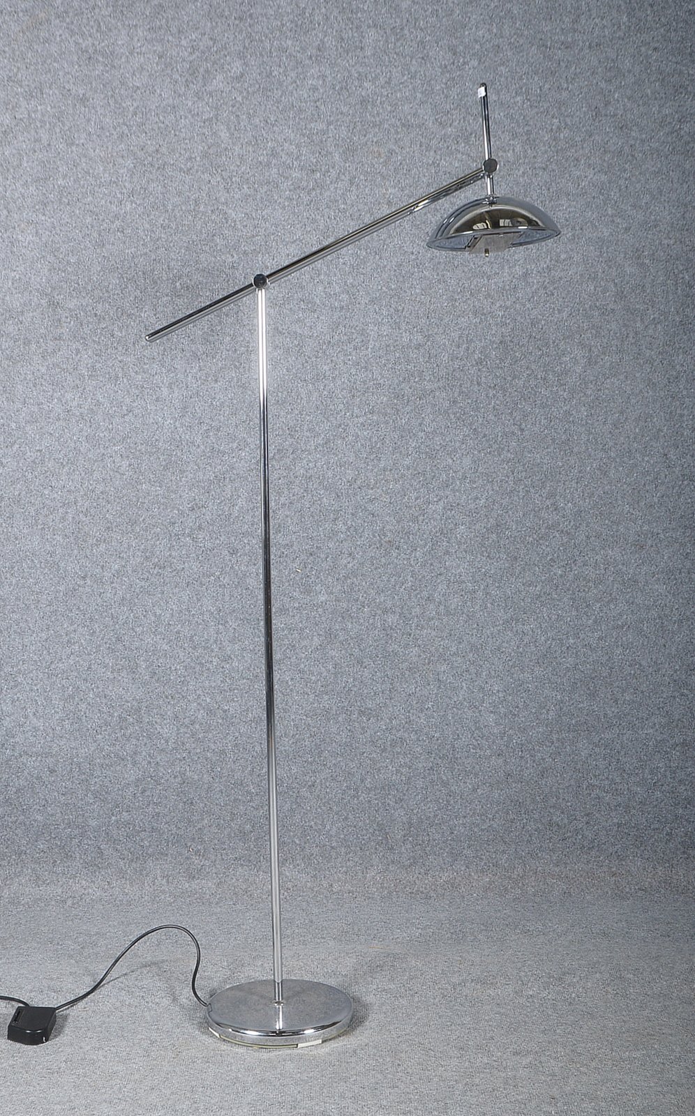 Relco/Mailand, Halogen-Stehlampe, verchr. Stahlrohr, mit Fußschalter/dimmb.