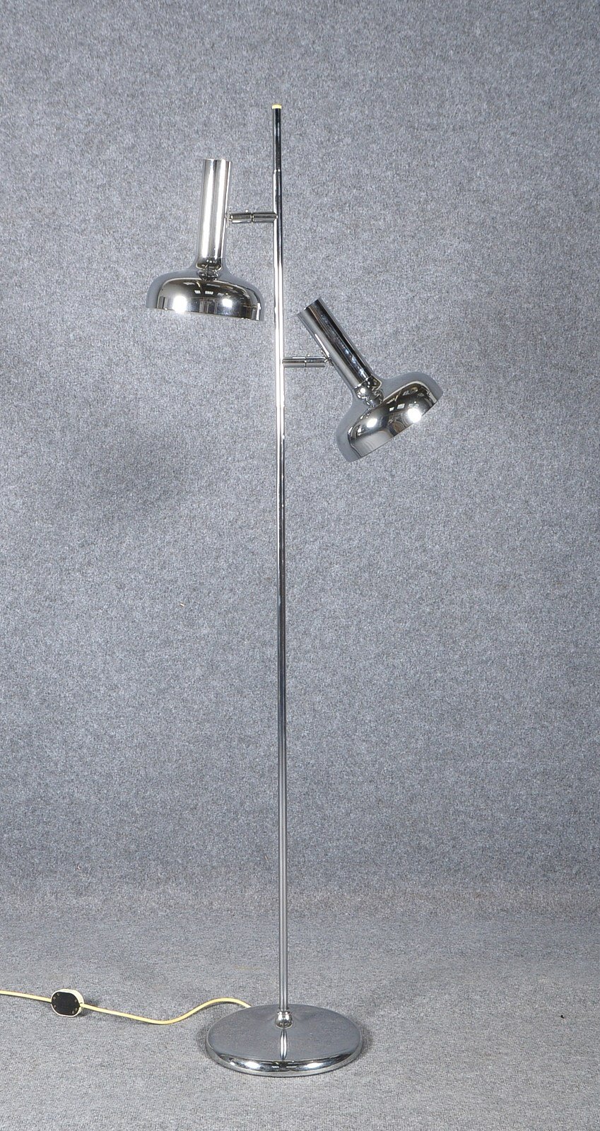 Stehlampe (1970er J.), 2-fl., verchr. Metall, höhenverst., mit Schnurschalter; Höhe 166 cm