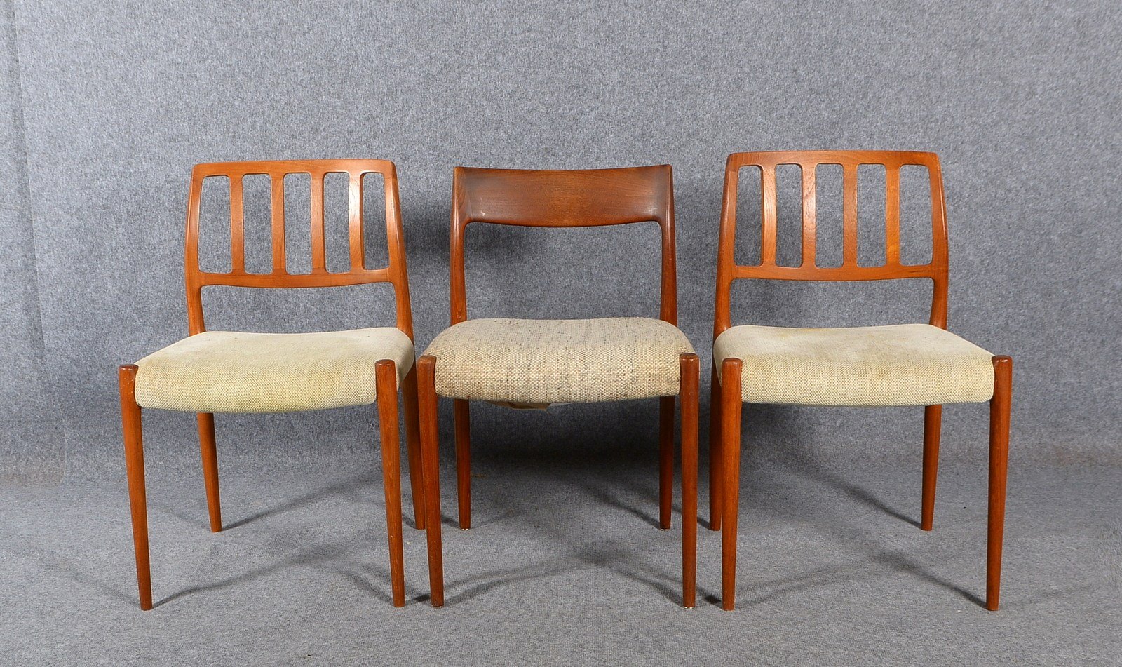 J.L. Møllers, 3x Stühle: 1x '77', und 2x '83', Teakholz, beigef. Polsterstoff, Entw. N.O. Møller