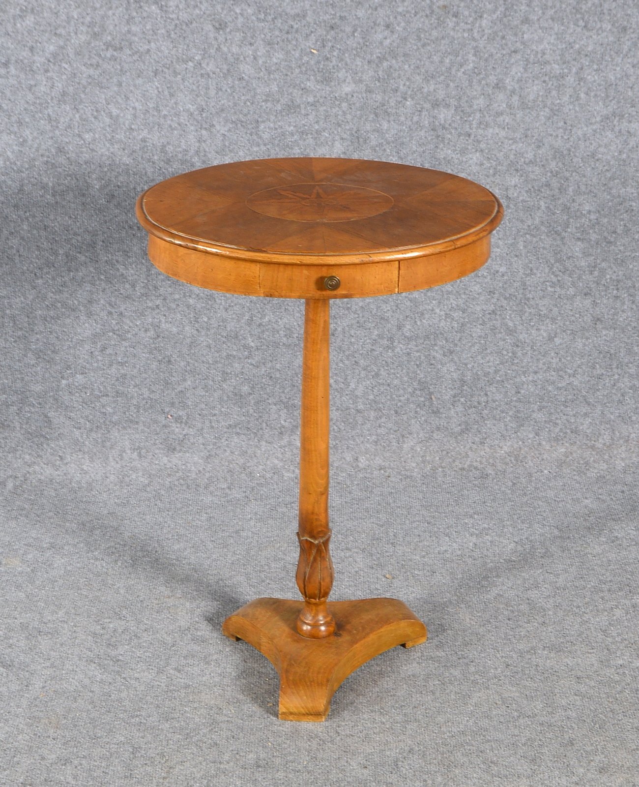 Beistelltisch, ovale Tischplatte/teils intarsiert, 1-schübig, 3-pass. Bodenplatte; Höhe 68 cm