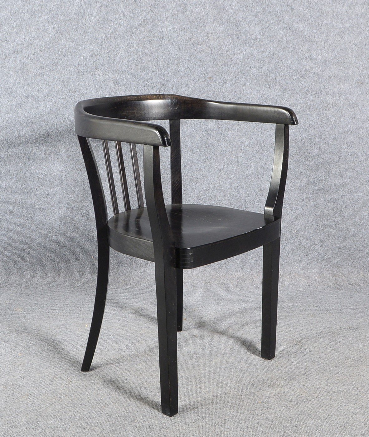 Schreibtischstuhl/Armlehnstuhl, Buchenholz schwarz gebeizt; Sitzhöhe 45 cm
