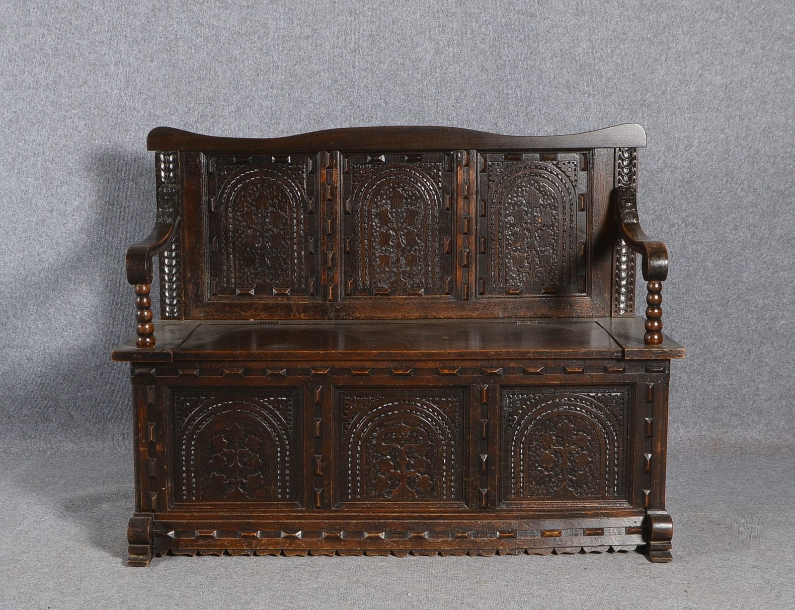 Truhenbank, Eiche gebeizt, mit Armlehnen, Schnitzwerk, 'Hohe Kante'; Breite 125 cm