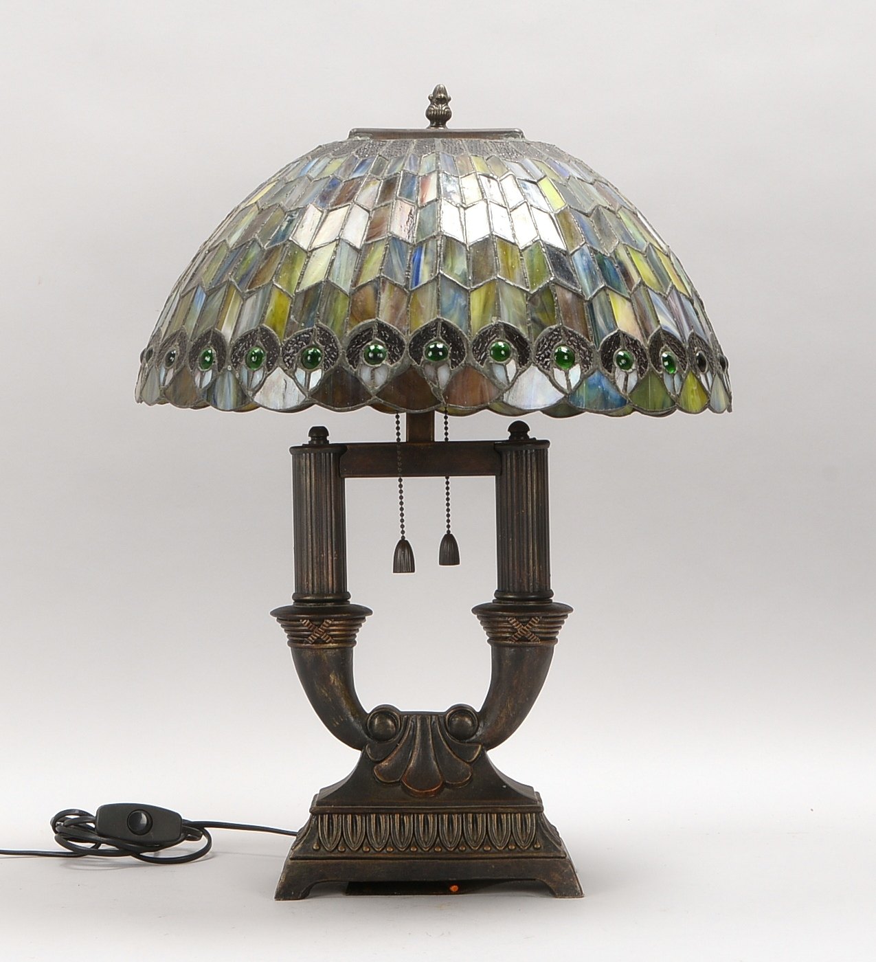 Tischlampe, 2-fl., lyraförm. Schaft/Empire-Stil, Glasschirm in Tiffany-Art, Zugsch.