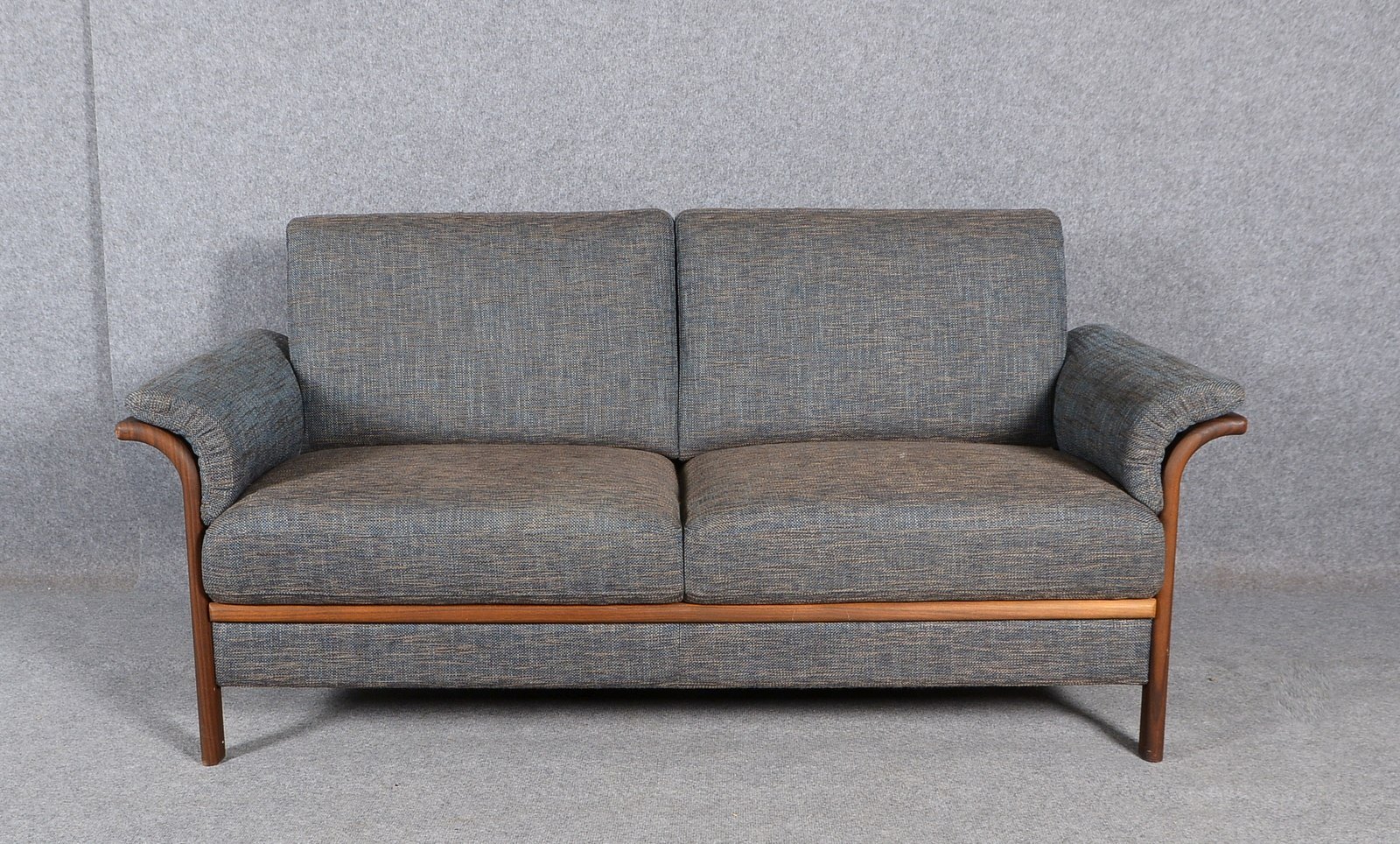 Designer-Sofa, massiver Holzrahmen, gepolstert/grau-bl. Stoffbezug, feste Kissen