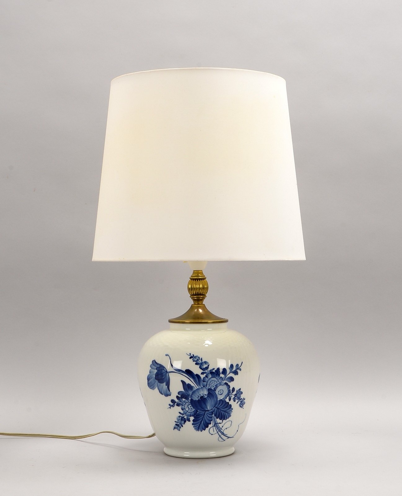 Royal Cop., Porz.-Tischlampe, 1-fl., florale Unterglasurmalerei in Blau, Stoffschirm