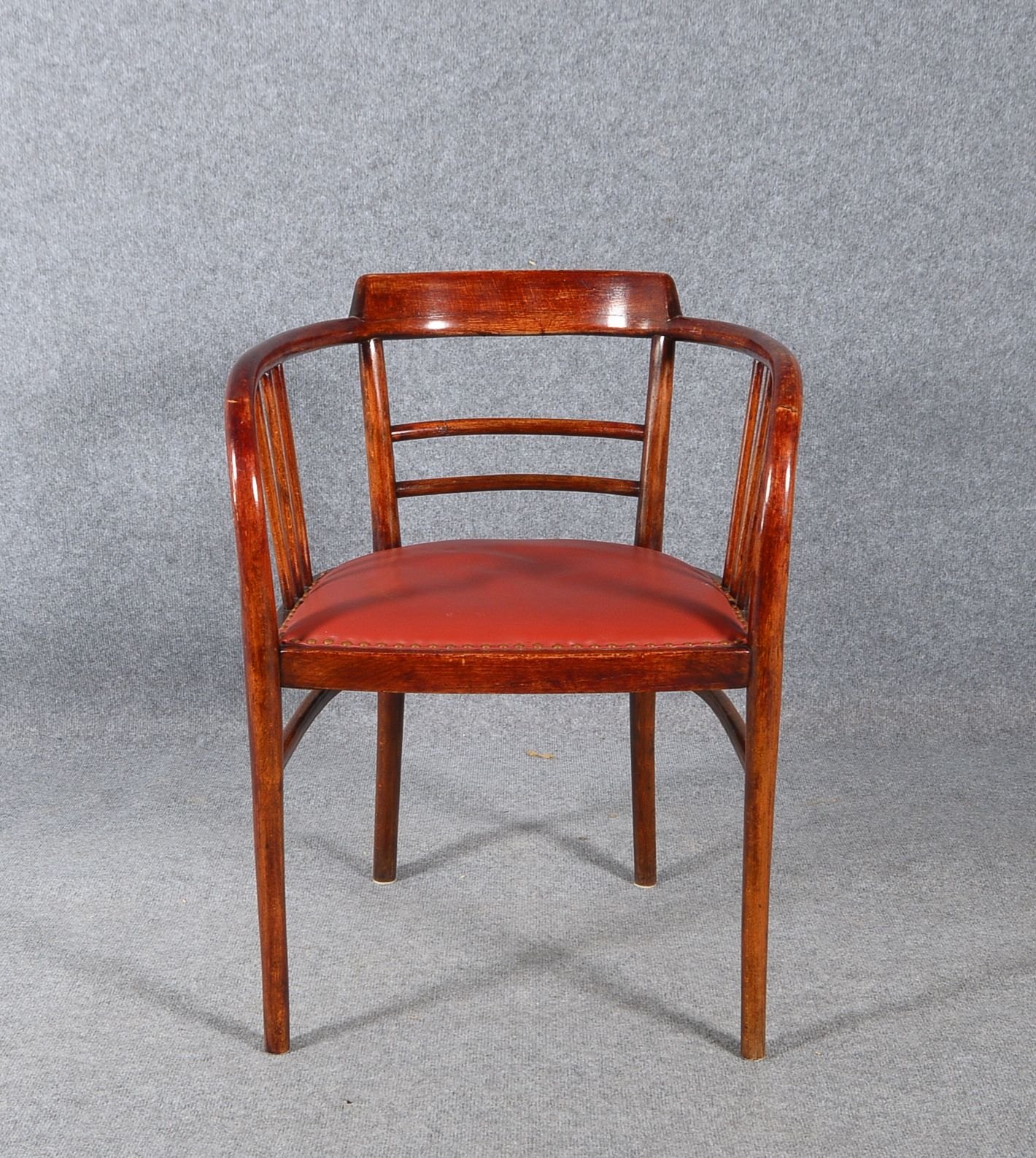 Thonet-Armlehnstuhl, rötl. Bugholz, gepolsterte Sitzfläche weinrotes Leder - erneuert!