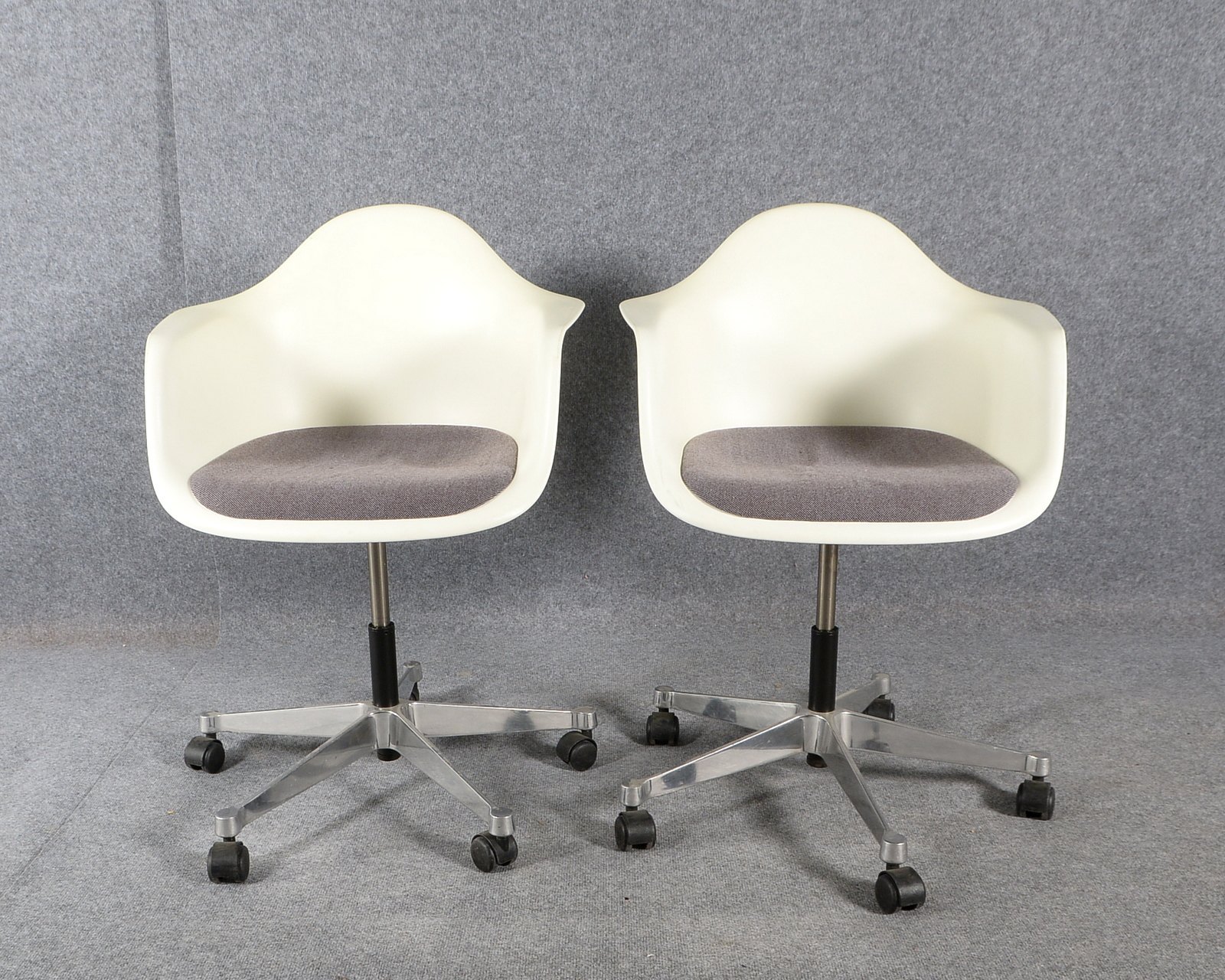 Vitra, 2x Konferenzstühle, 'Pacc', Kunststoff und Aluminium, Entw. Ch. & R. Eames