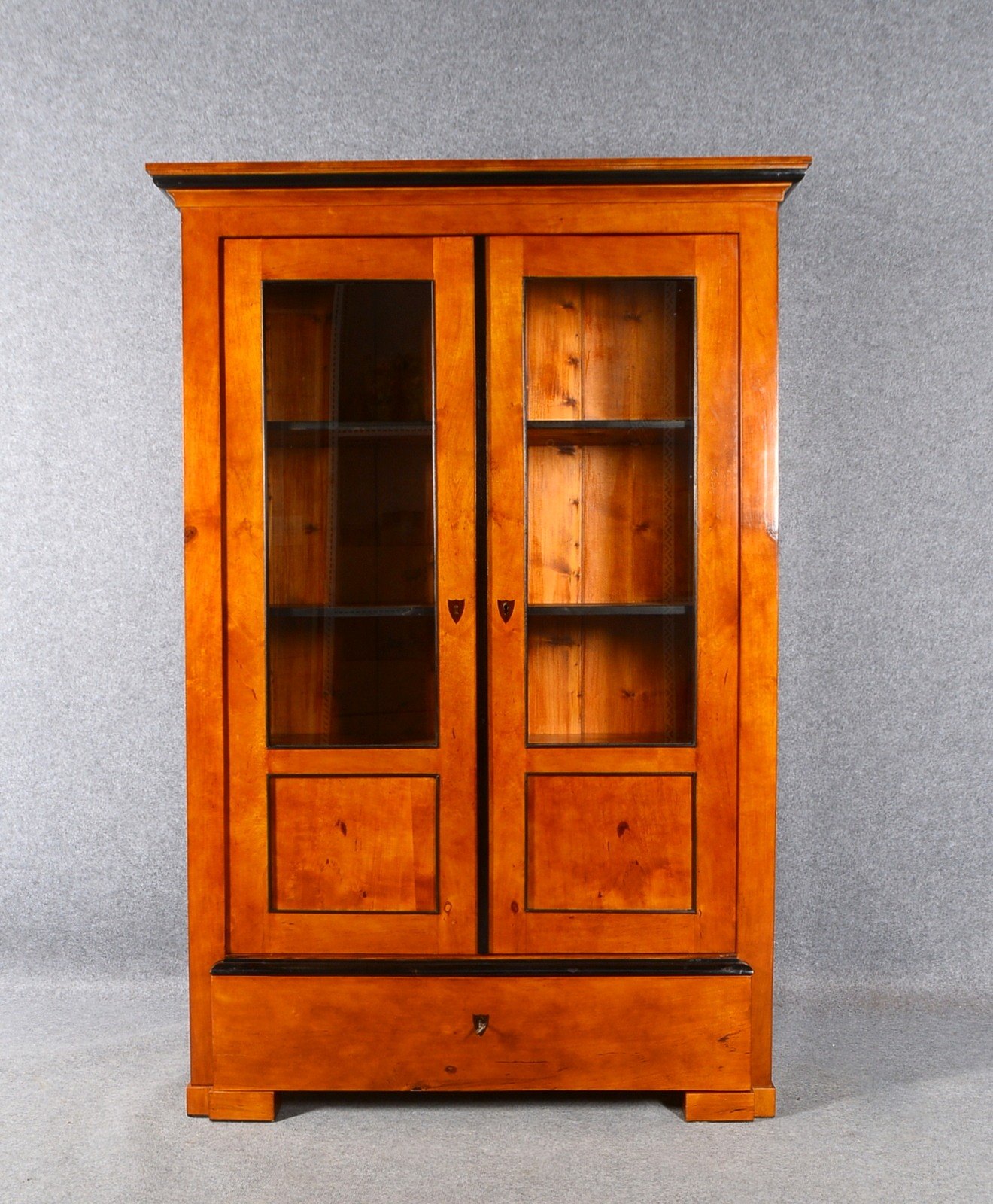 Vitrine, Obstholz/Nadelholz, gebeizt/ebonis. 2-tür./verglast, 3x Böden, unten 1 Schub
