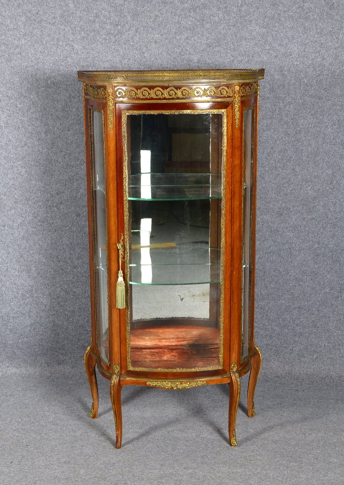 Vitrine, Mahagoni, 3-seitig verglast/innen 2x Glasböden, Bronze-Appl., Marmorplatte