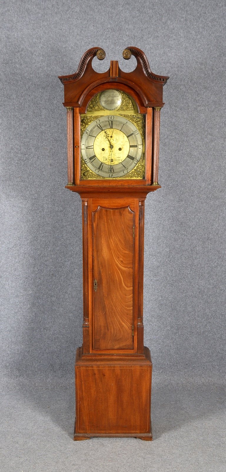 Standuhr (Schottl.), Messing-Räderw./Schlag auf Glocke, Mahagoni-Geh., mit Datumsanz.