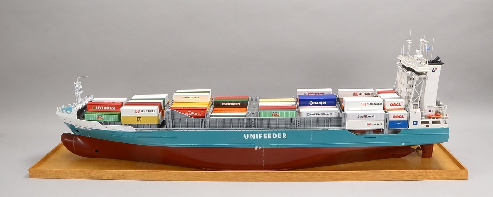 Schiffsmodell, 'Unifeeder'-Containerschiff - detailr. Modell auf Holzplatte, unter Glas
