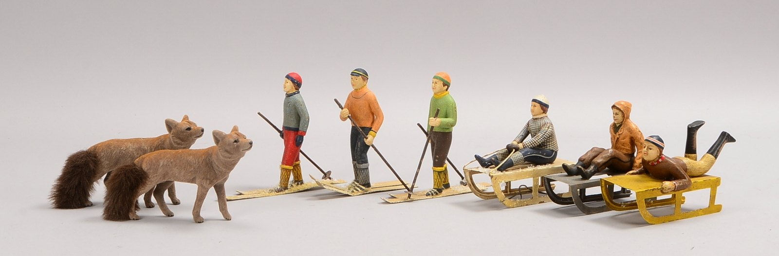 6 Spielzeugfiguren, 'Wintersportler', Kunstmasse/Metallblech; anbei 2 'Wolfsfiguren'