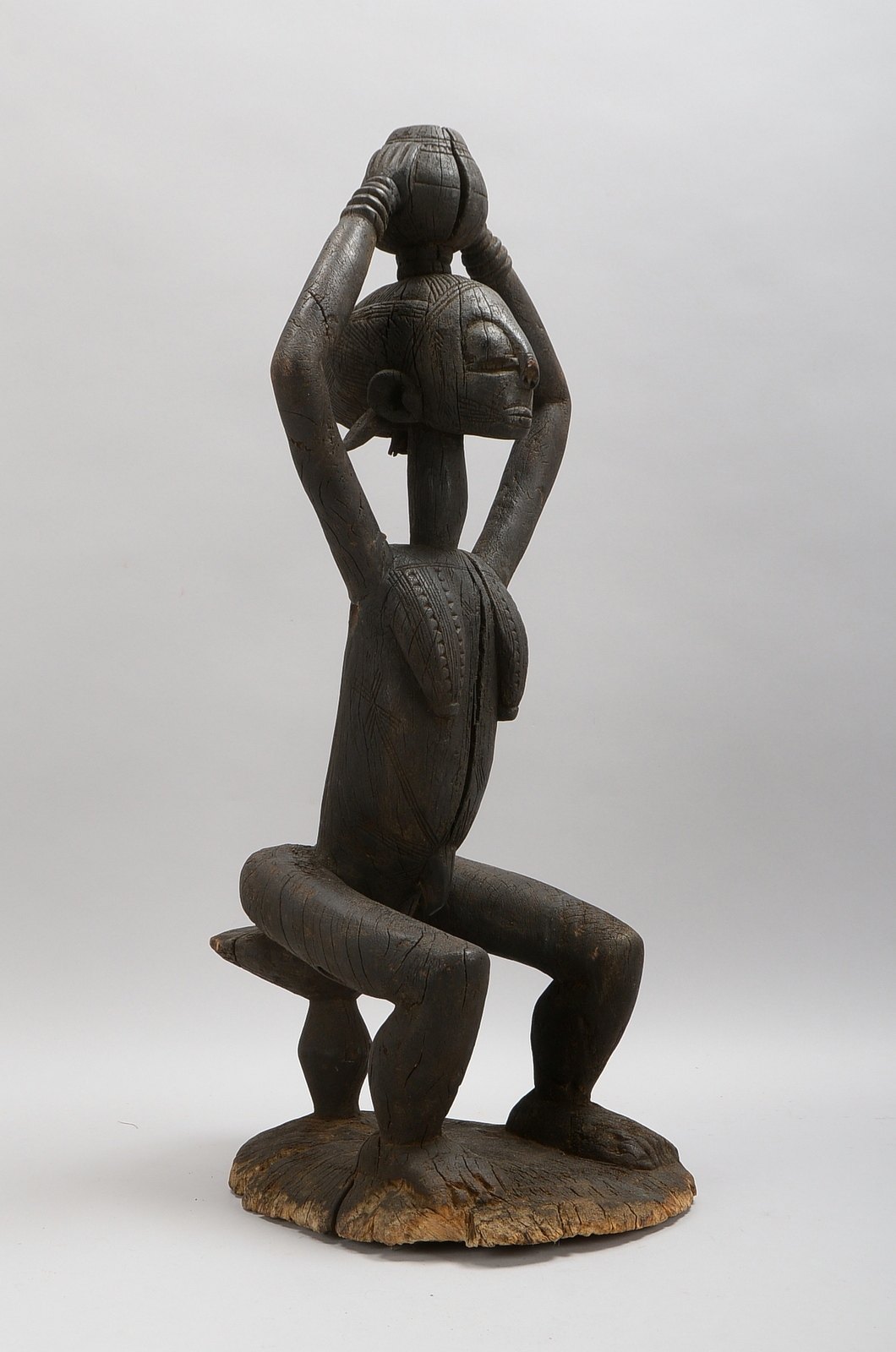 Holzfigur (Baule/Agni, Afrika), 'Sitzende weibl. Figur' - auf Hocker/mit Gefäß auf dem Kopf