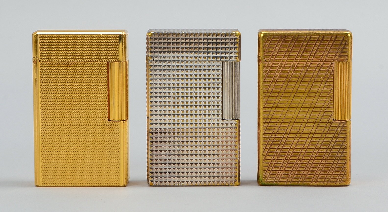 3 Dupont-Feuerzeuge, versch. Ausführungen - silberf./goldfarbenes Gehäuse