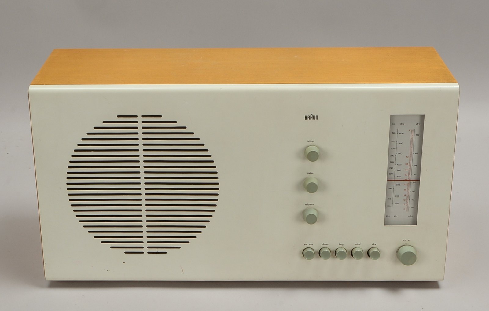 Röhrenradio, Braun 'RT20', Holz/Kunststoff und lackiertes Metall, Entw. Dieter Rams (1961)