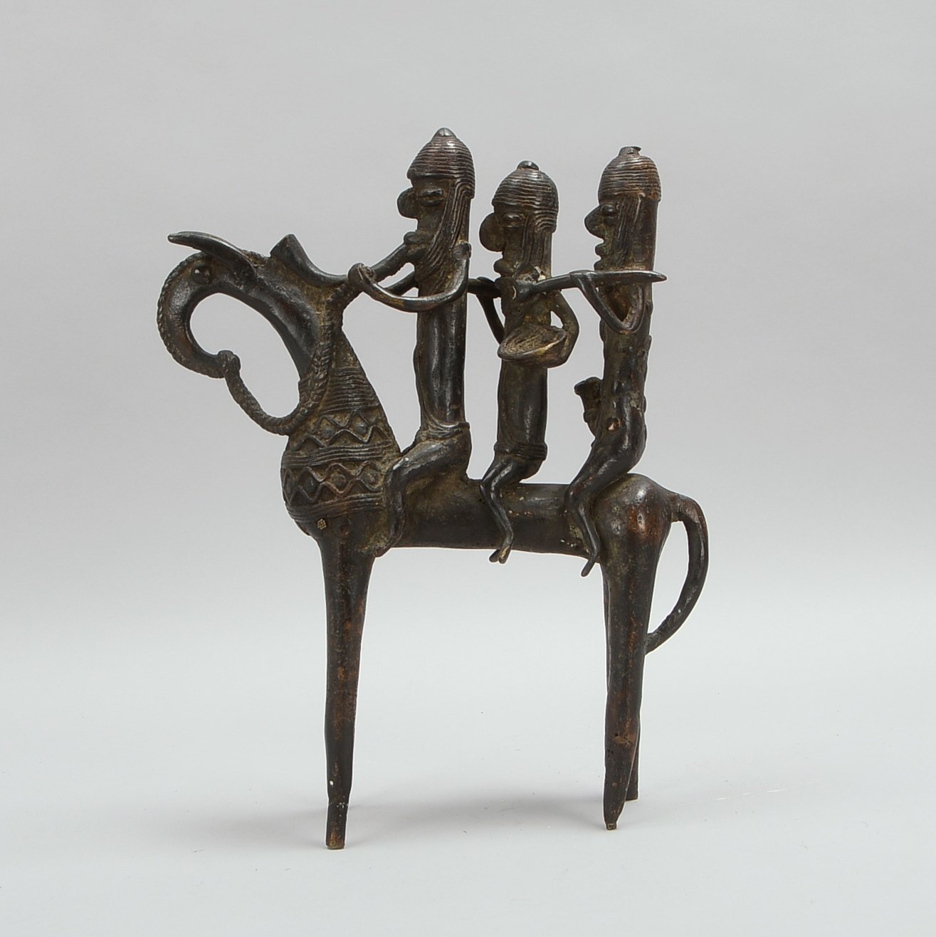 Bronzeskulptur (Benin), 'Drei Reiter auf Pferd', Figuren mit Hand-Attributen; Höhe 38 cm