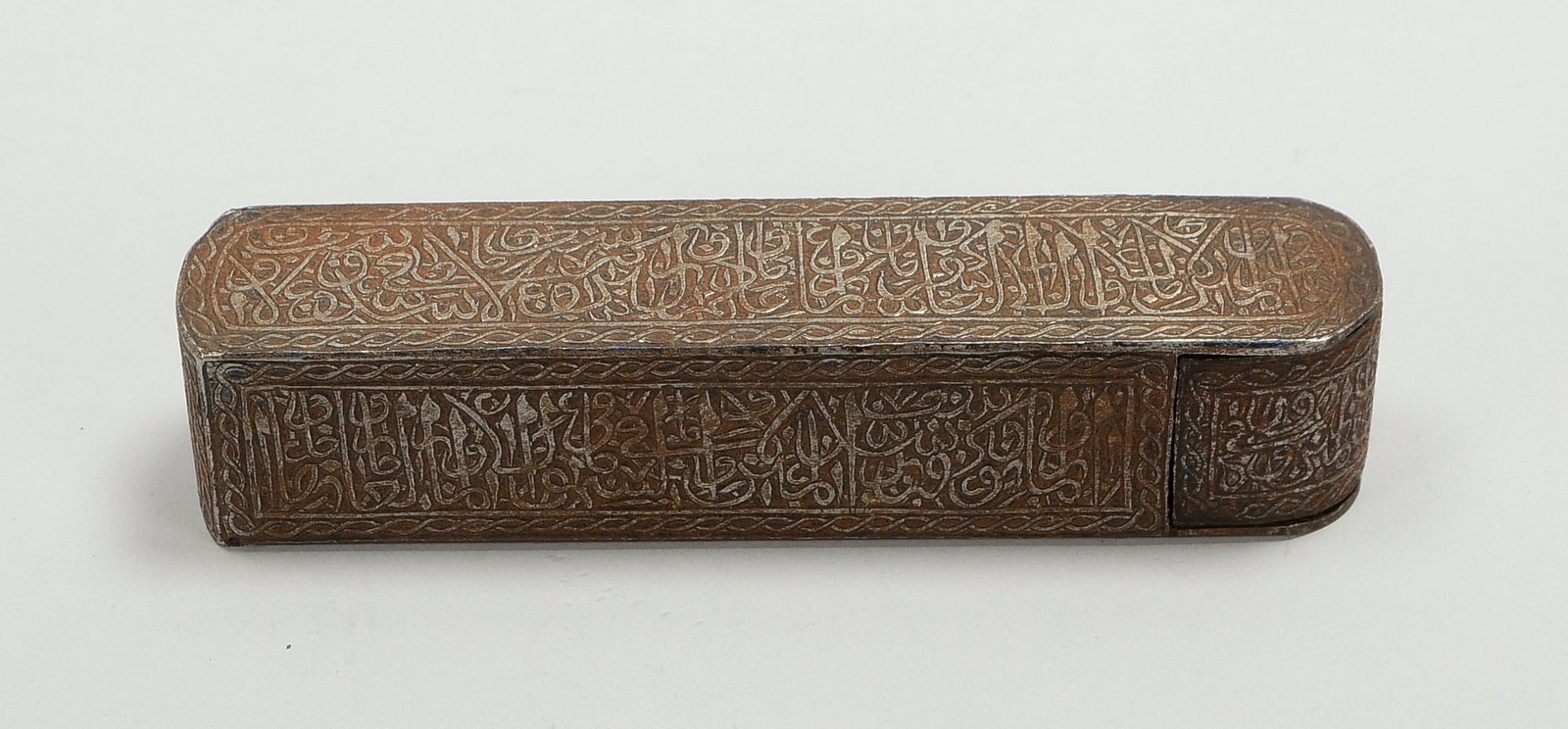Griffelhalter/Utensilo (Persien - islam.), Eisen, ornament./figürl. Dekor, arab. Inschrift