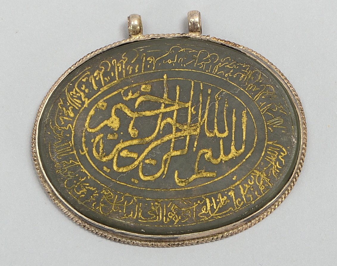 Anhänger (islam.), Silberfassung, schwarzer Stein mit arabischer Schrift/grav.