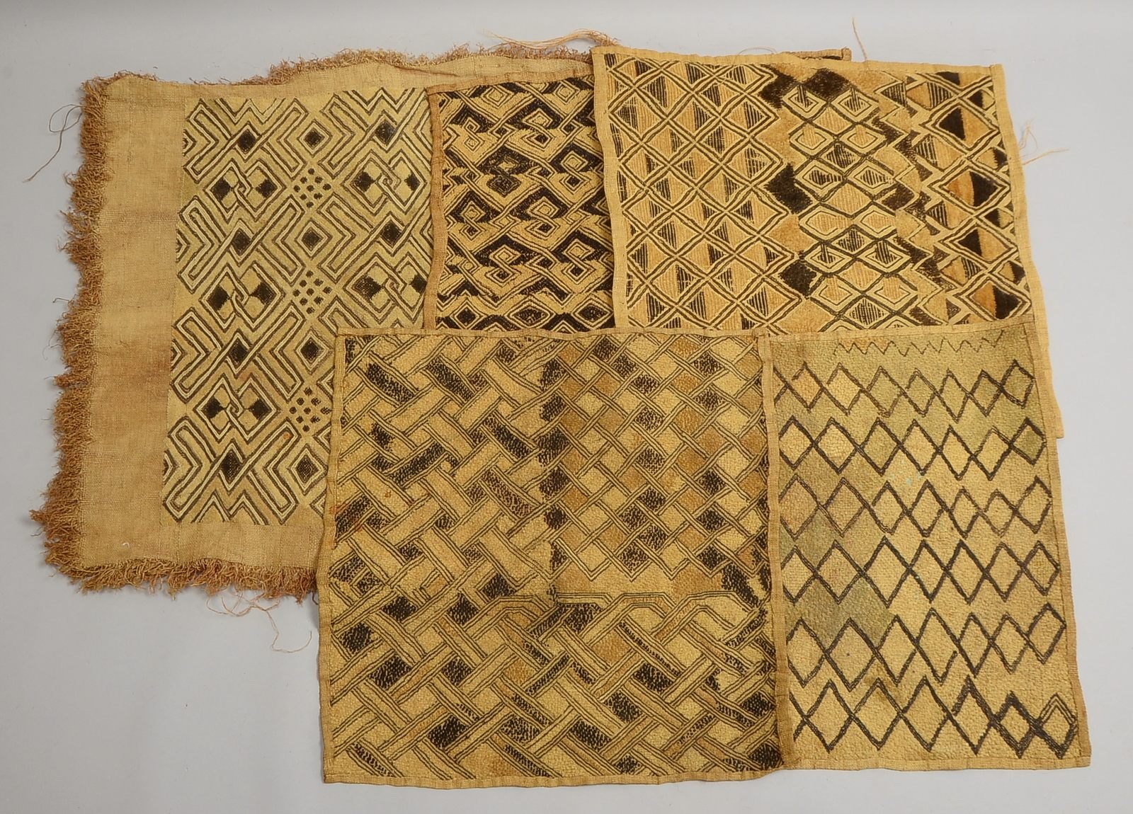5 Textilien (Stamm der Showa/Kongo), Raffia-Gewebe, versch. Ausf.; Maße bis 55 x 55 cm