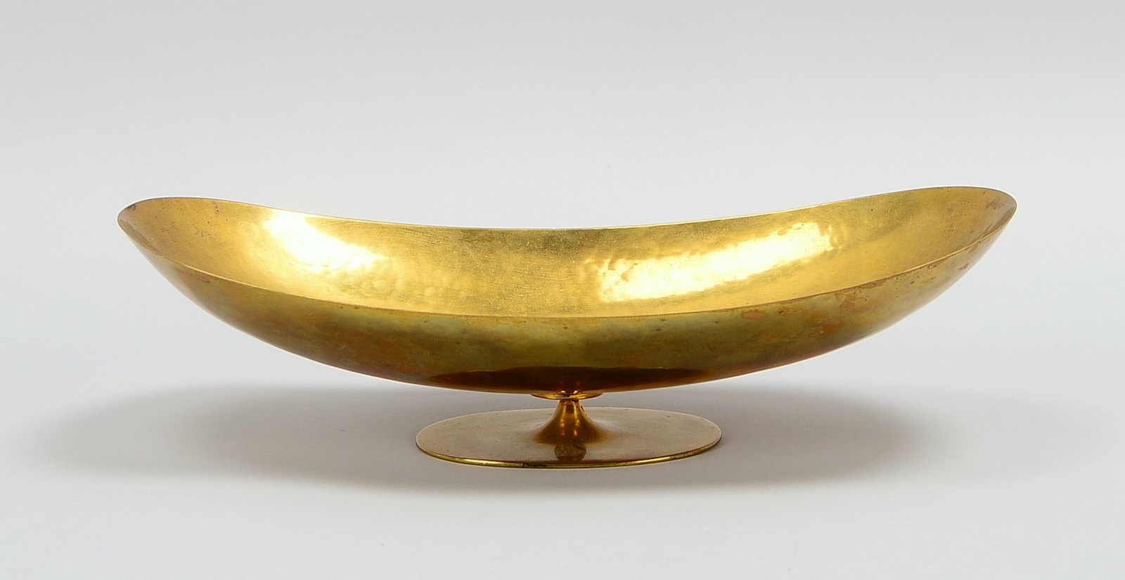 Hagenau Wien, Fußschale, Messing, Hammerschlag-Optik, am Fuß gemarkt; Ø 31 cm
