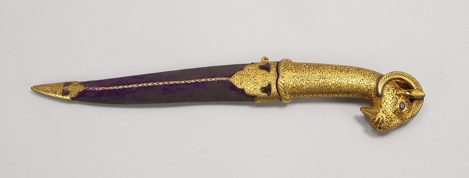 Khanjar (isl.), figürl. Griff ('Widder'), Klinge mit flor. Dekor und arab. Inschrift/verg.