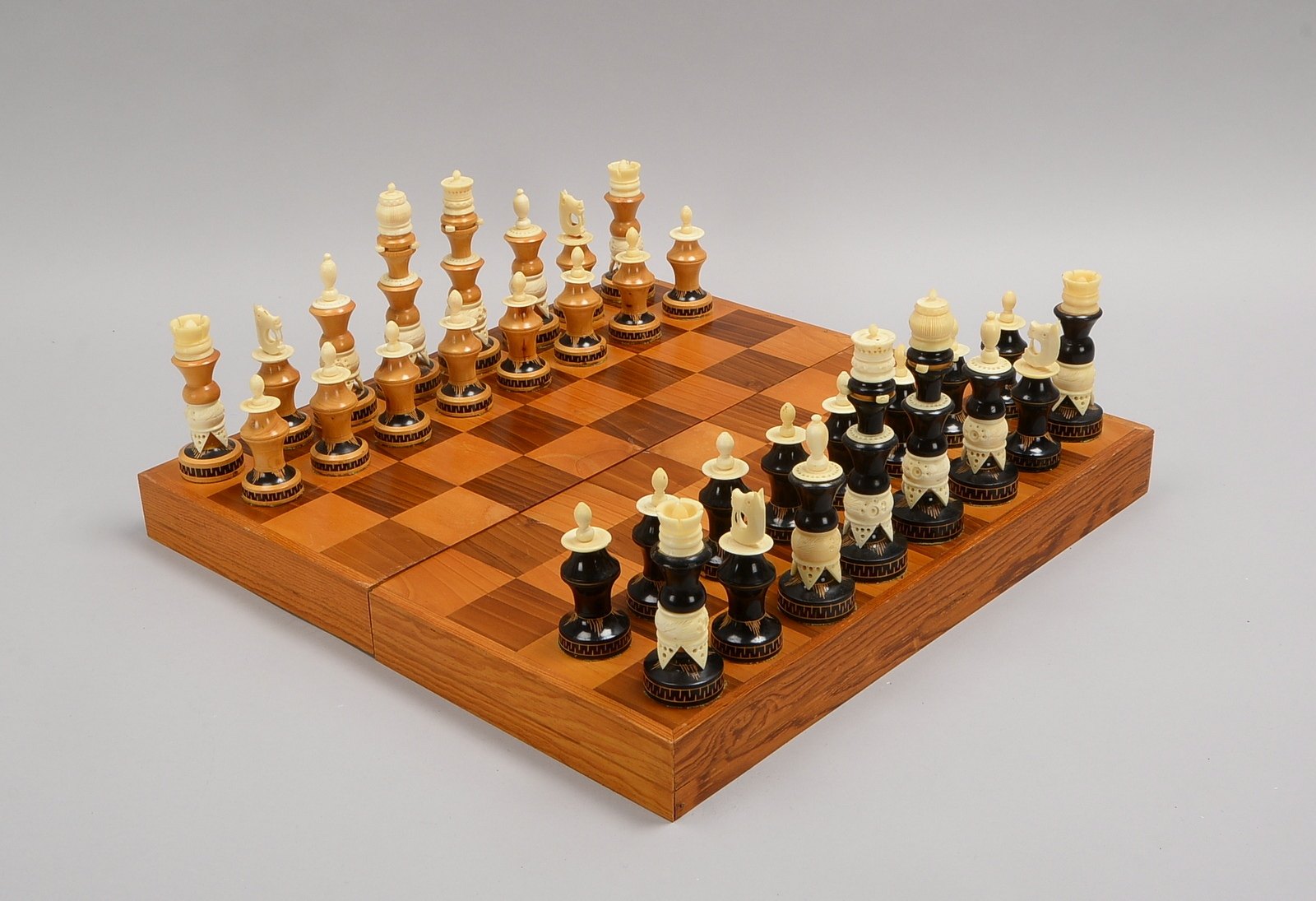 Schachspiel, handgefertigter Figurensatz in Holz-/Beinschnitzerei, im Spielbrett-Kasten