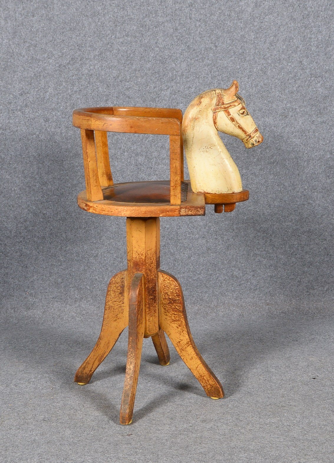 Alter Kinderstuhl, Massivholz, gesteckte Holzfigur 'Pferdekopf', Sitz mit Lederbezug