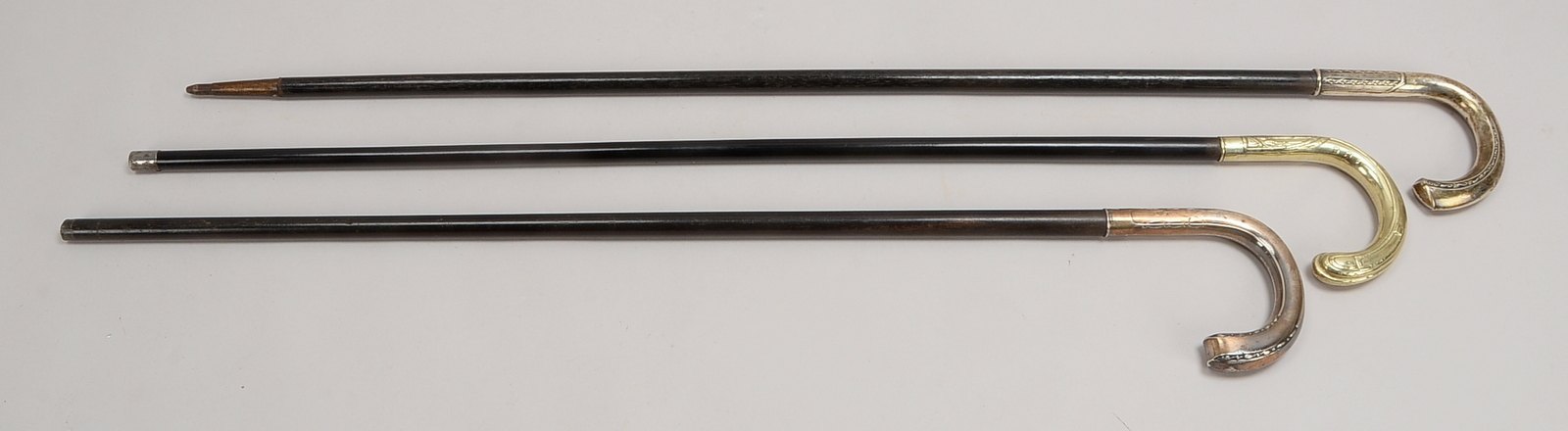 3 Gehstöcke, Holz, mit Jugendstil-Griff: 2x Silber, 1x Metall/Neusilber; Länge bis 94,5 cm