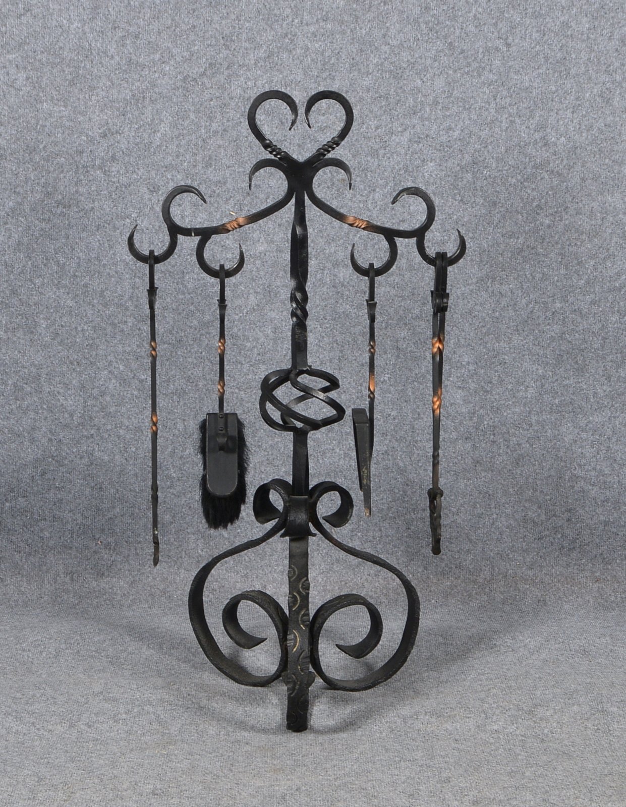 Antikes Kaminbesteck, Eisen: Zange, Schaufel, Haken, Besen - im Ständer; Höhe 96 cm