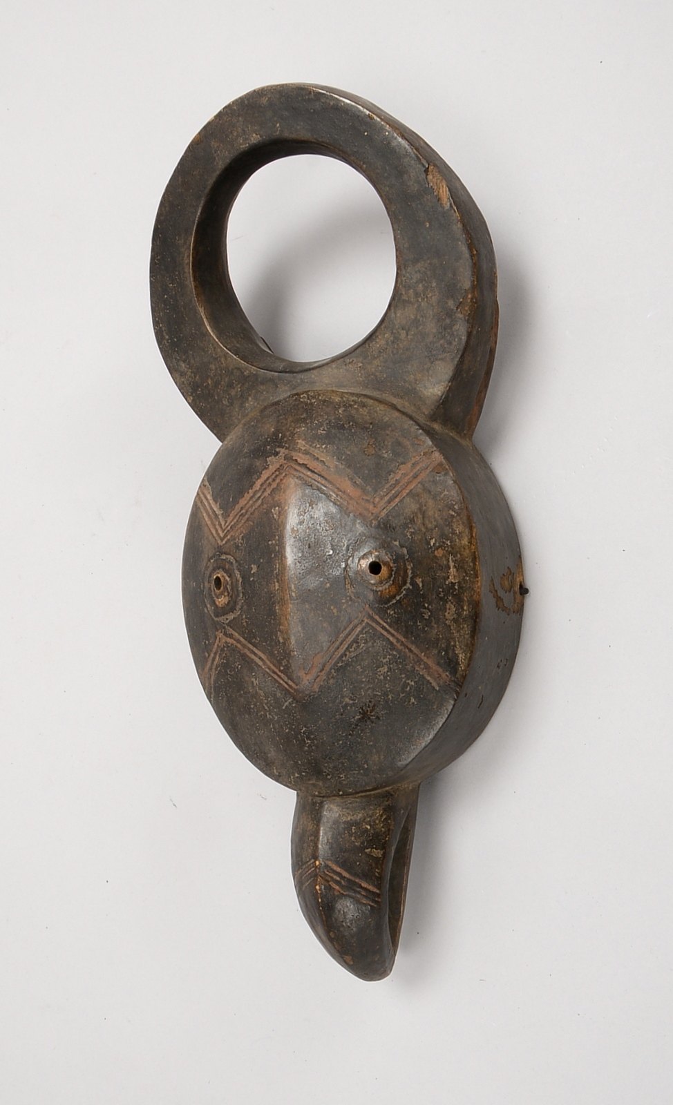Ritualmaske (Kamerun), Holz mit Liniendekor, Maske mit Schnabel; Länge 40 cm