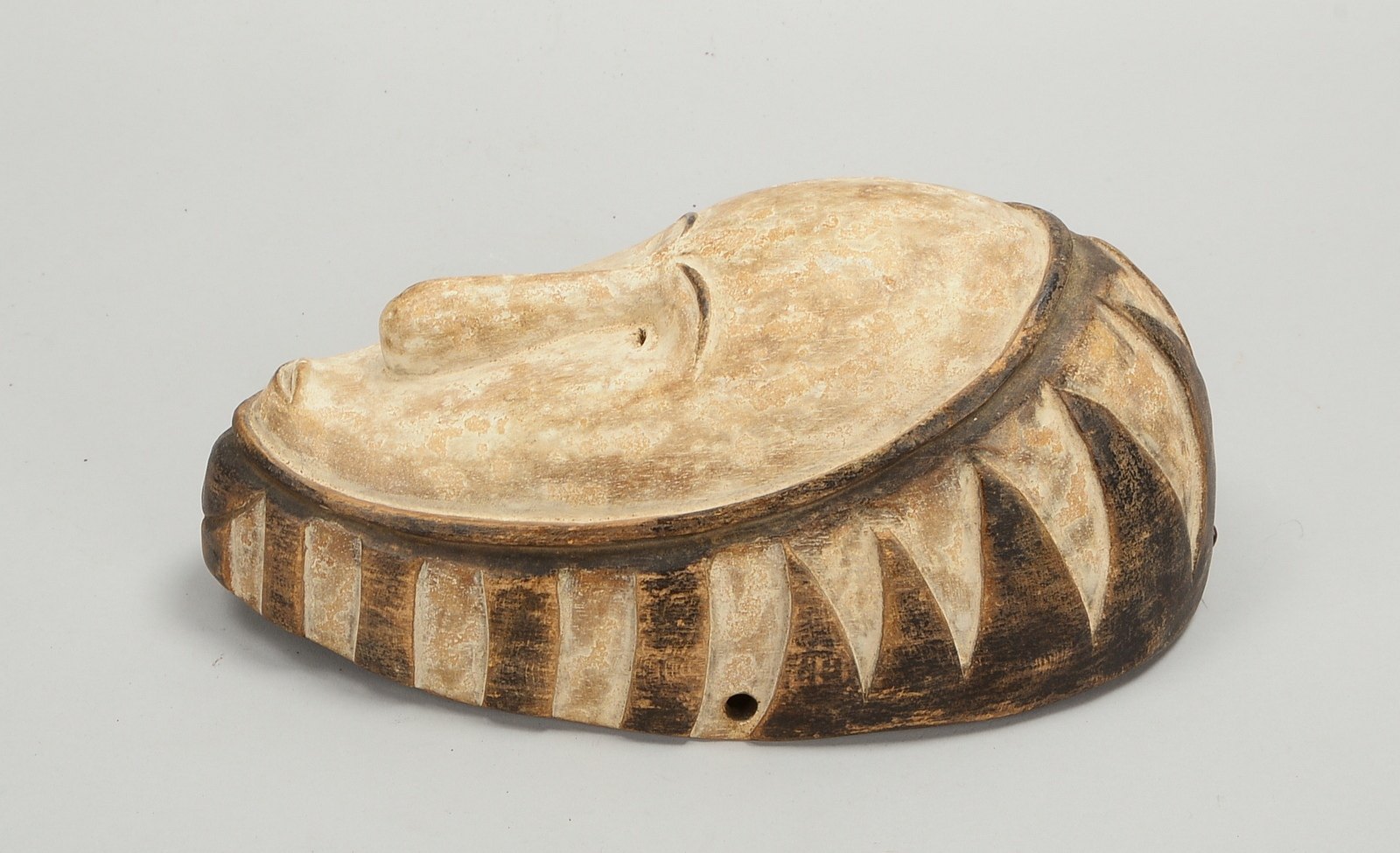 Tanzmaske/Ritualmaske (Kamerun), Holz partiell weiß gefasst; Länge 32 cm