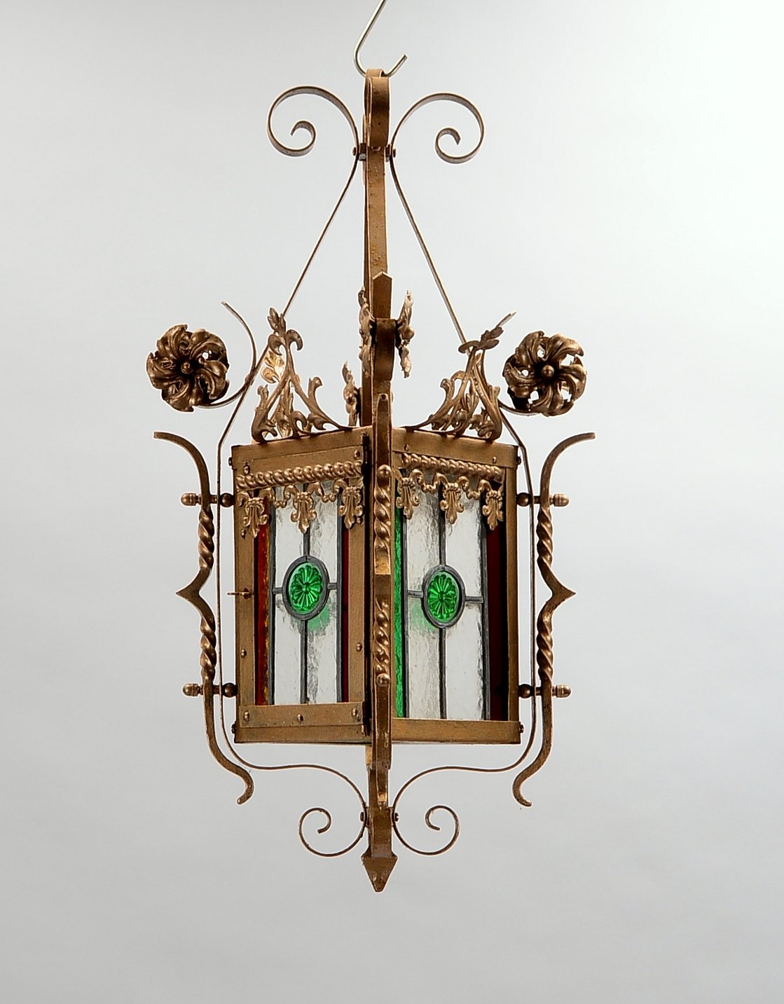 Laterne, Eisen gef./florale Verzierungen, mit Bleiverglasung; Höhe/ohne Fassung: 65 cm