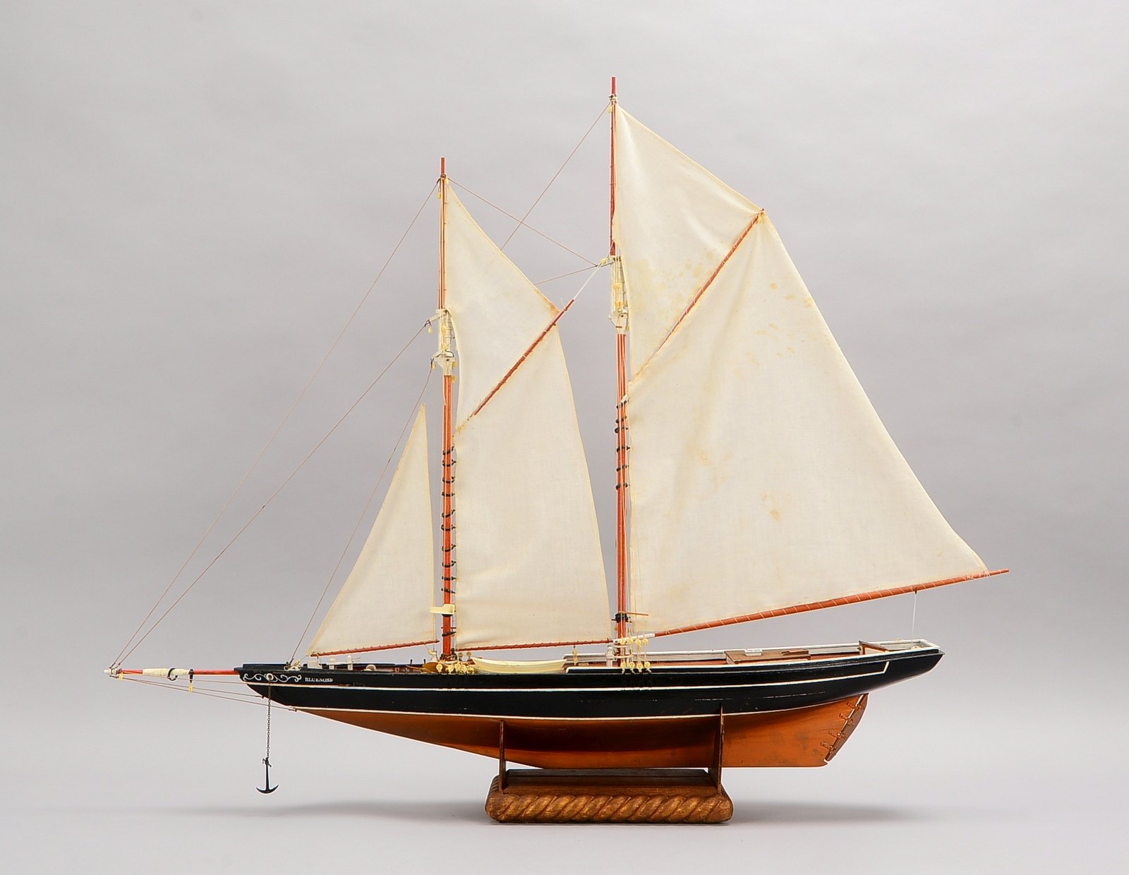 Schiffsmodell, Gaffelschoner 'Bluenose', Holz/Leinen, detailreich; Maße 75 x 88 x 13 cm