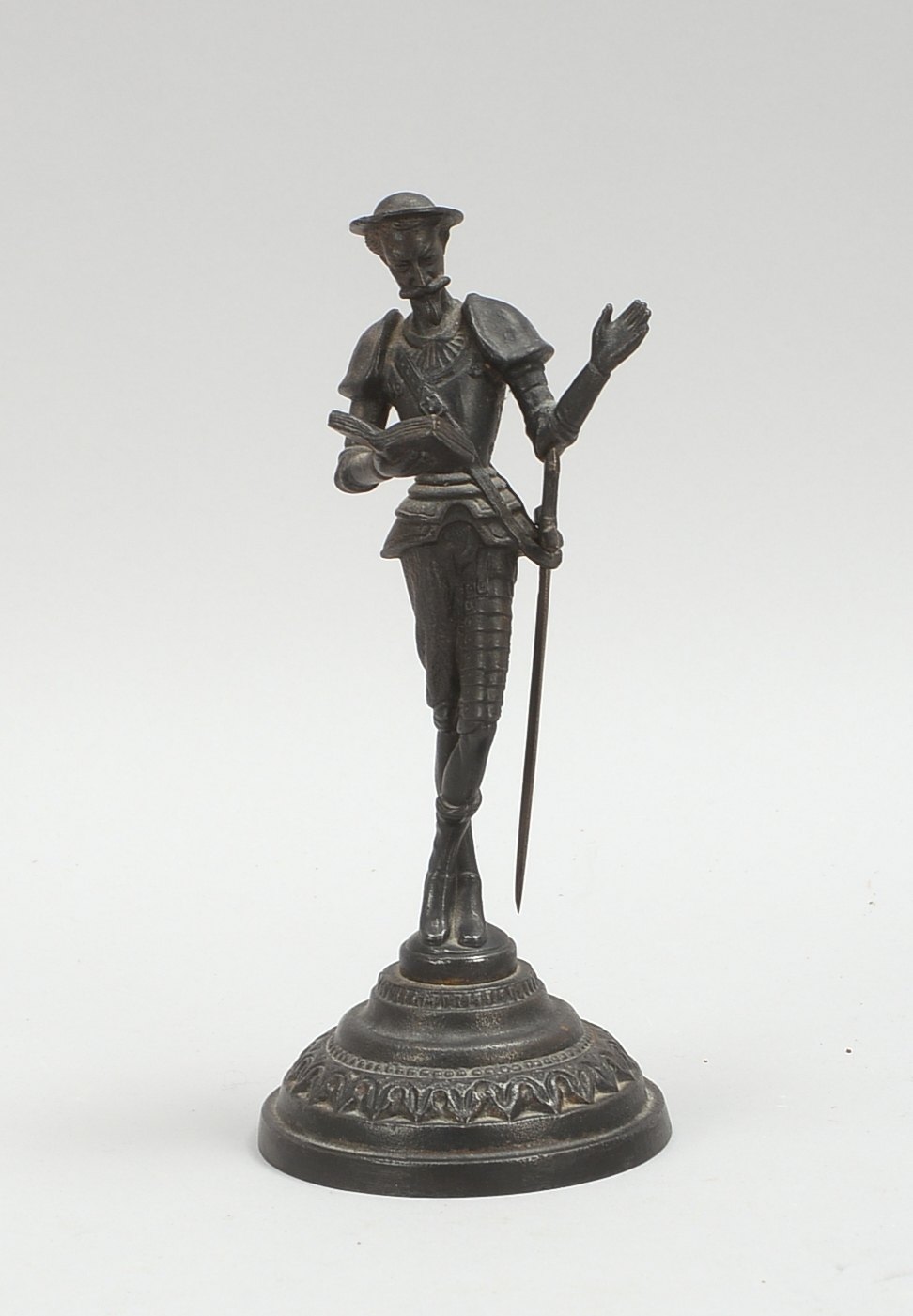 Kleine Eisenskulptur, 'Don Quijote' - mit Schwert und Buch dargestellt, unsigniert; Höhe 20 cm