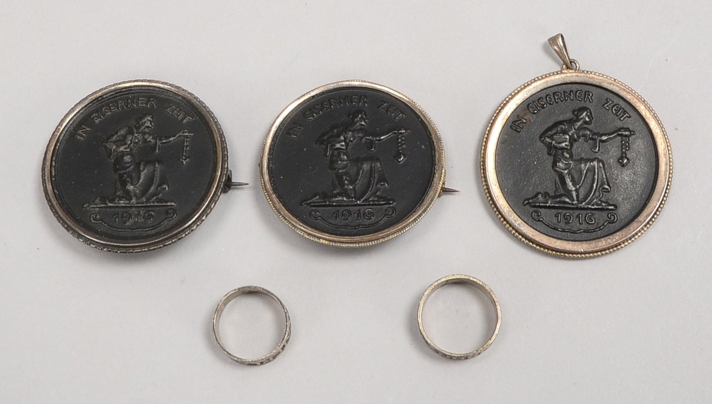 5 Silber-Memorabilien (I. WK): 2 Ringe, dat. '1914', und 3x Medaillen, Silber gef., dat. '1916'