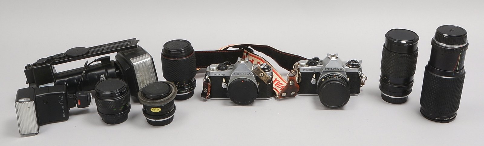 2 Pentax-Kameras mit Zub.: 6x Objektive, div. Filter, Blitzgerät, u.a.; im Alukoffer
