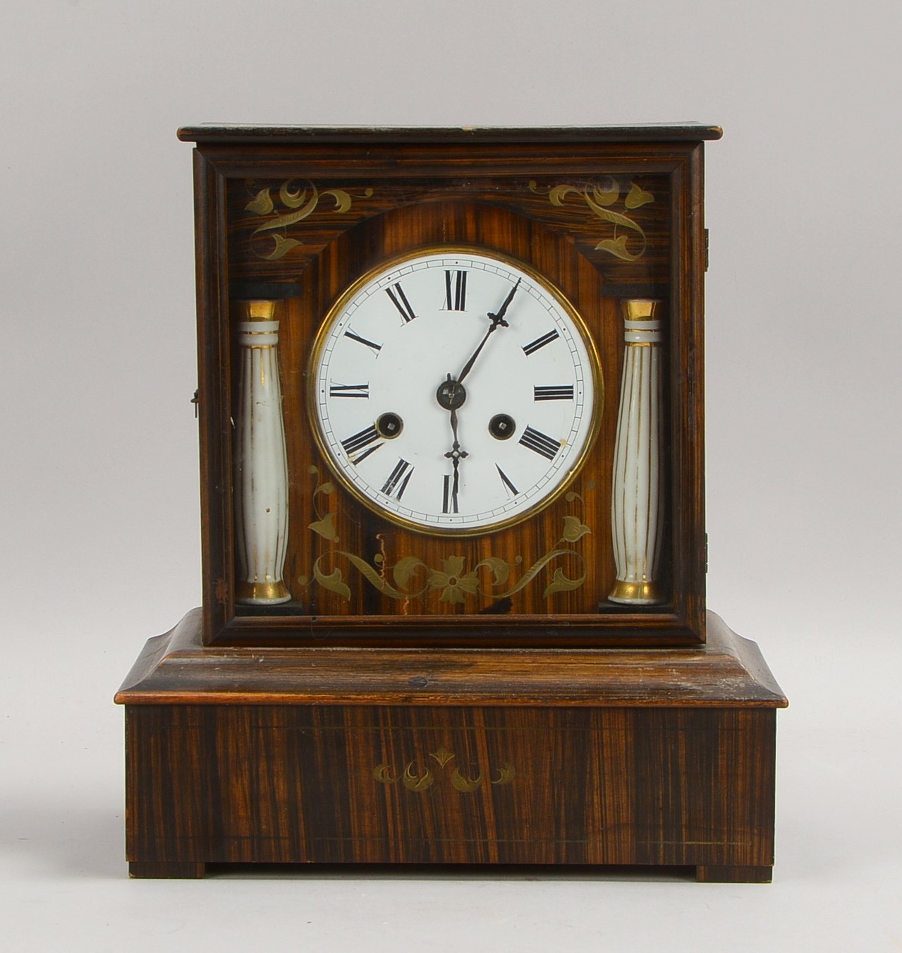 Stockuhr, Messing-Uhrwerk/Schlag auf Feder, Geh. Nussbaum furniert, seitl. 2x Porz.-Säulen